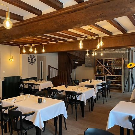 Restaurant Hotel Logis Chez Sophie Briouze Экстерьер фото