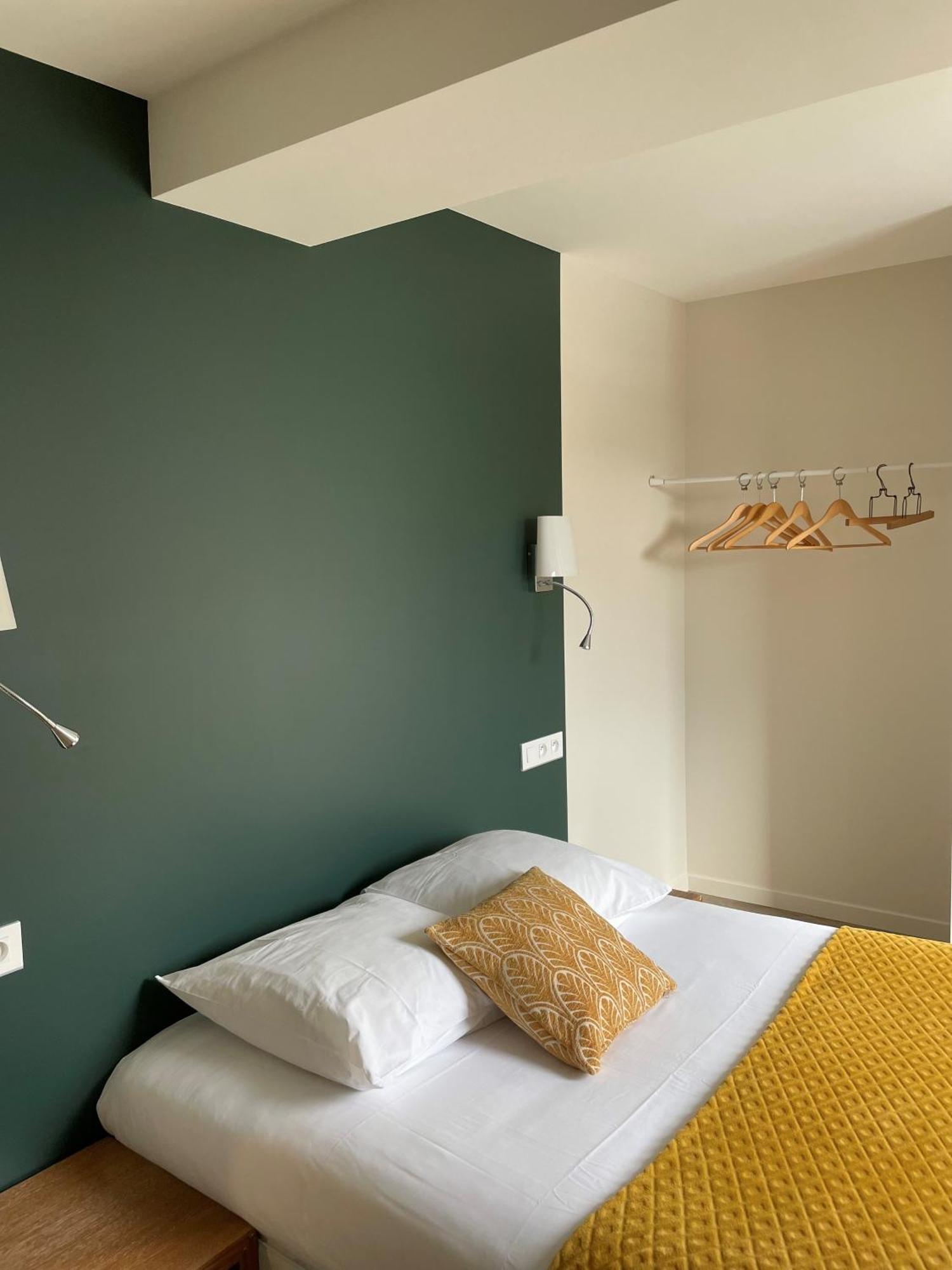 Restaurant Hotel Logis Chez Sophie Briouze Экстерьер фото