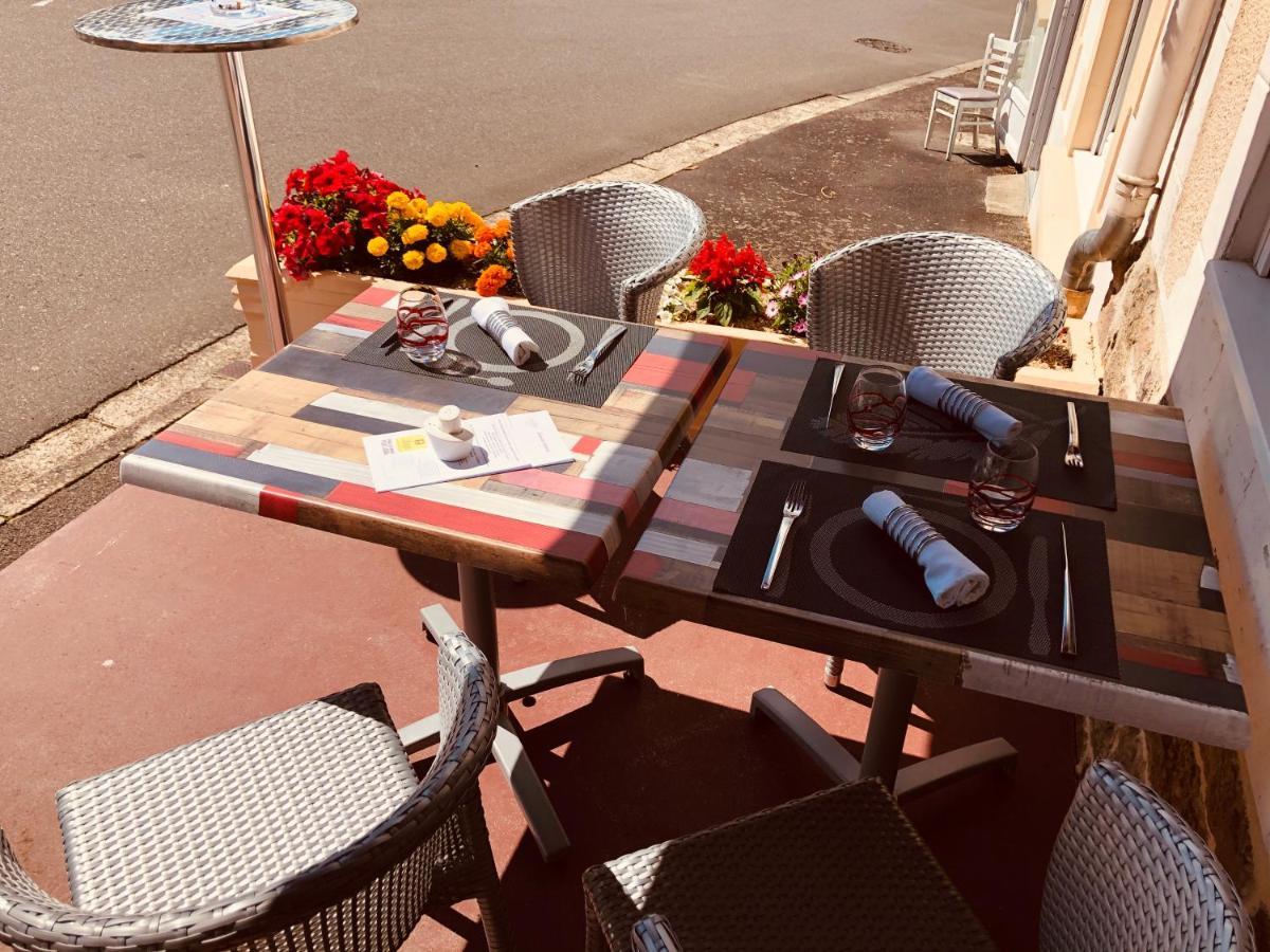 Restaurant Hotel Logis Chez Sophie Briouze Экстерьер фото