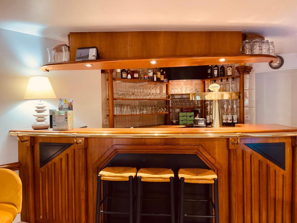Restaurant Hotel Logis Chez Sophie Briouze Экстерьер фото