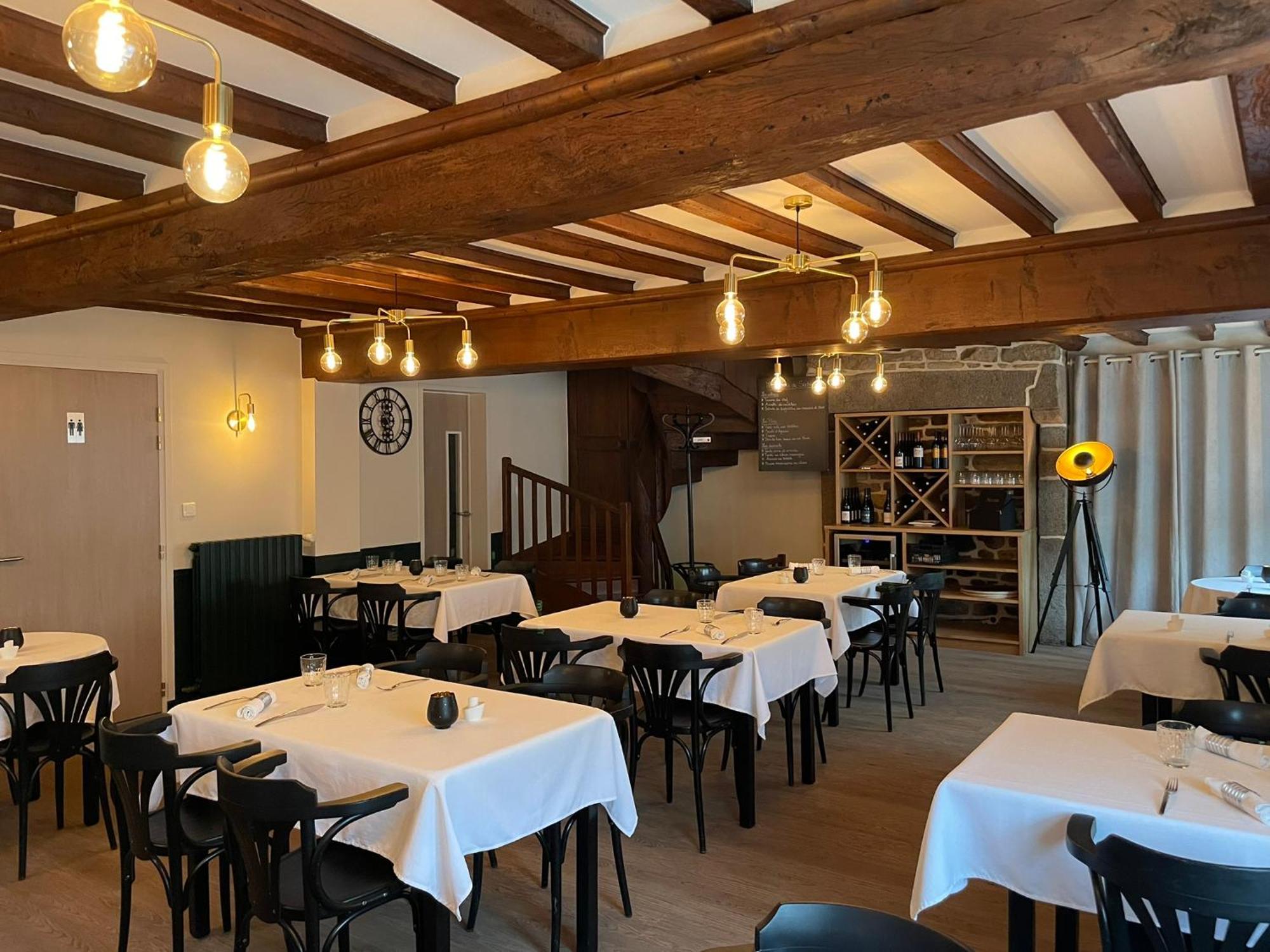 Restaurant Hotel Logis Chez Sophie Briouze Экстерьер фото