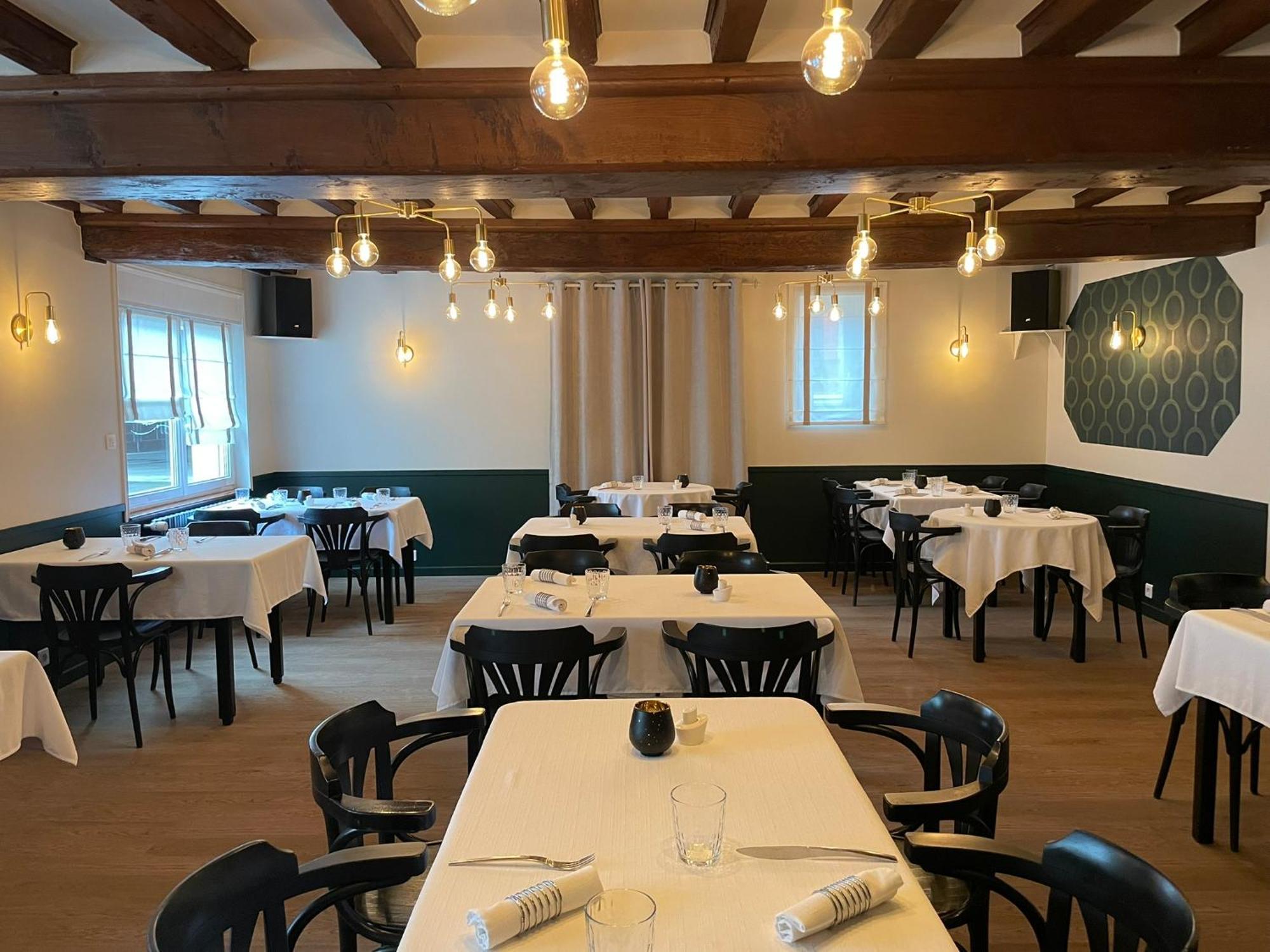 Restaurant Hotel Logis Chez Sophie Briouze Экстерьер фото