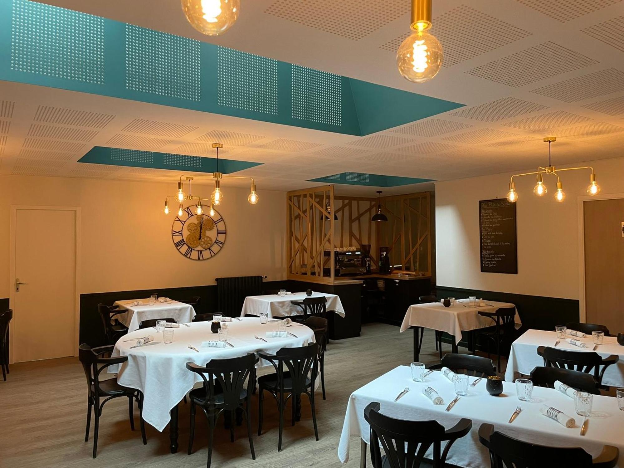 Restaurant Hotel Logis Chez Sophie Briouze Экстерьер фото