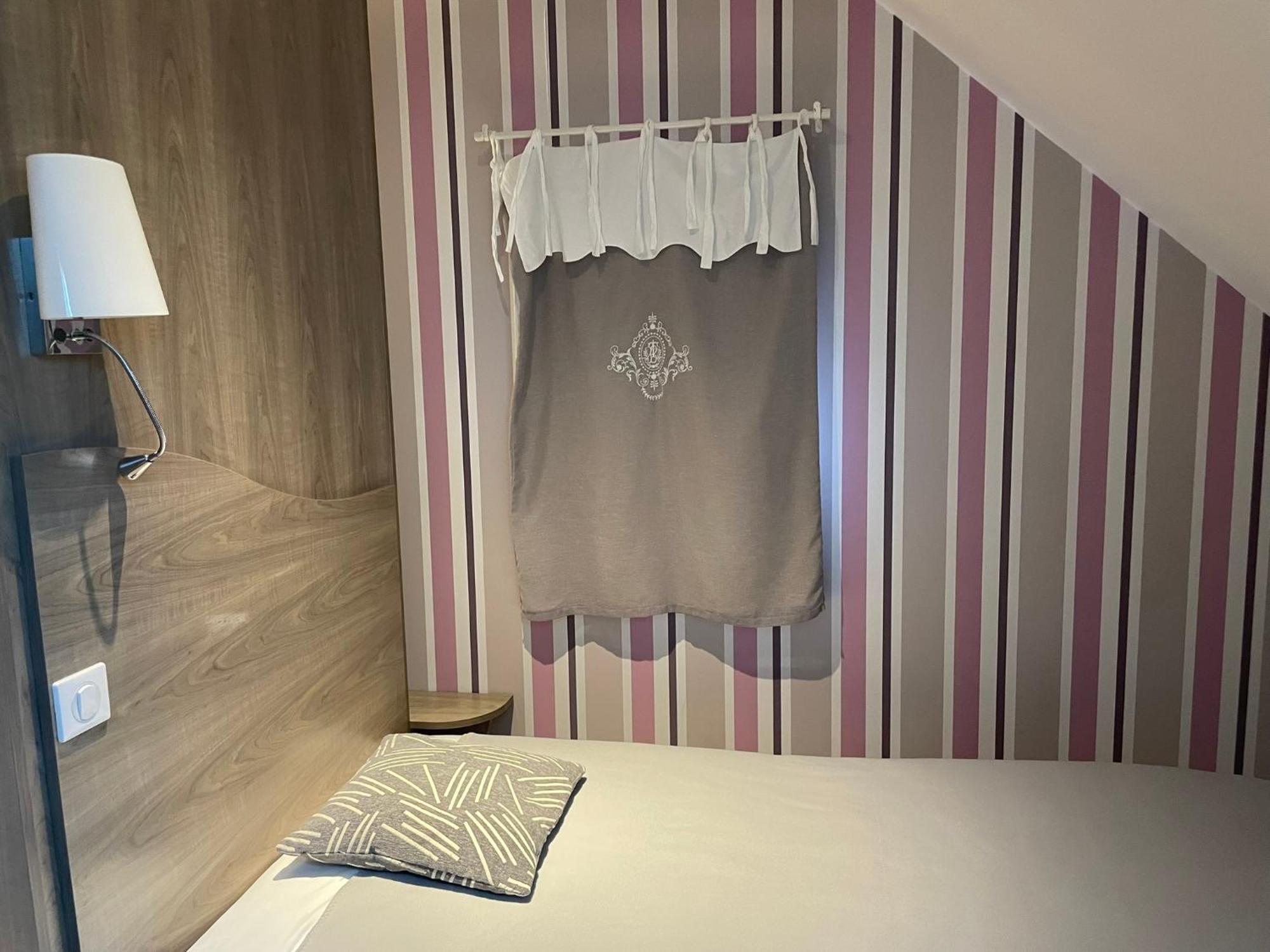 Restaurant Hotel Logis Chez Sophie Briouze Экстерьер фото