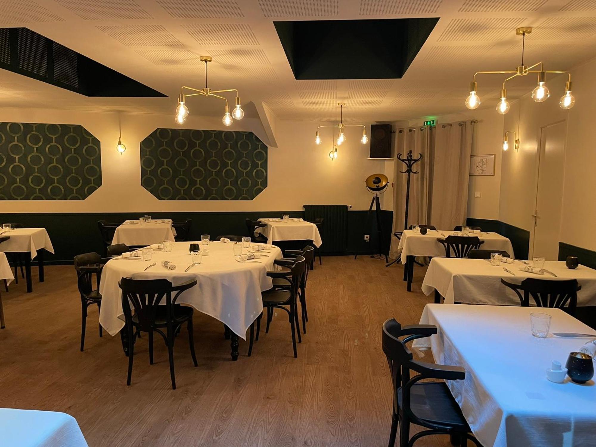 Restaurant Hotel Logis Chez Sophie Briouze Экстерьер фото
