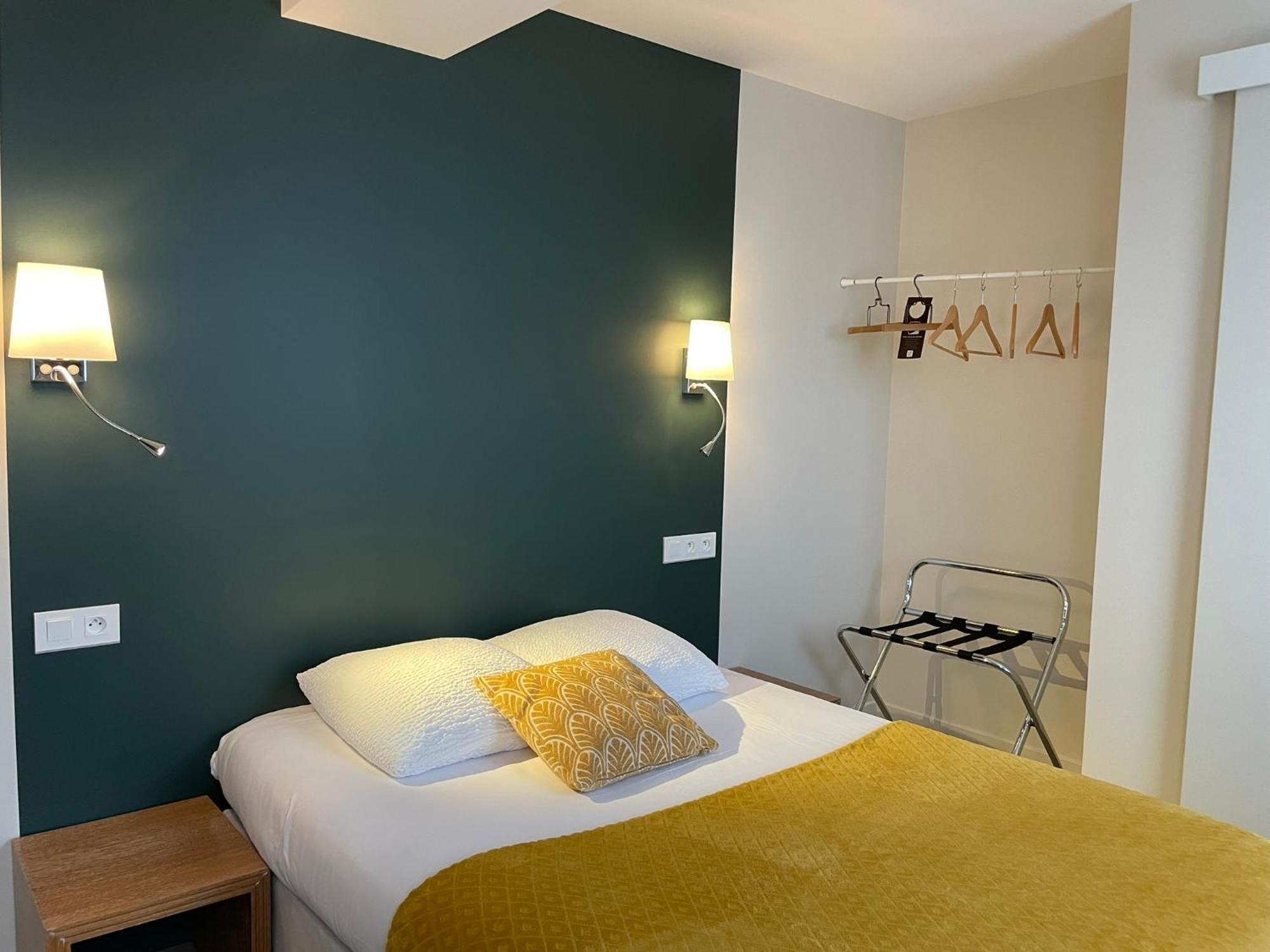 Restaurant Hotel Logis Chez Sophie Briouze Экстерьер фото