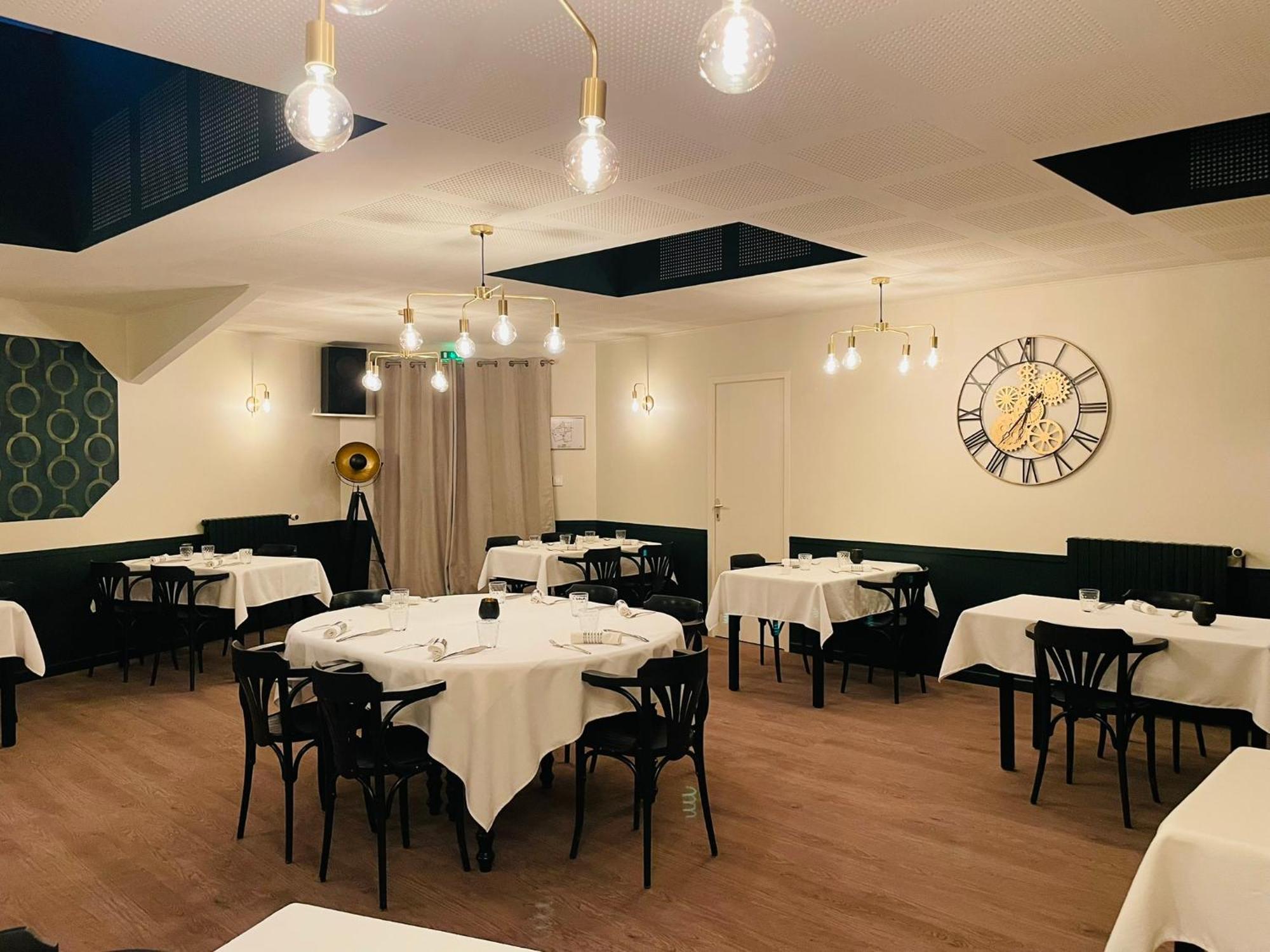Restaurant Hotel Logis Chez Sophie Briouze Экстерьер фото