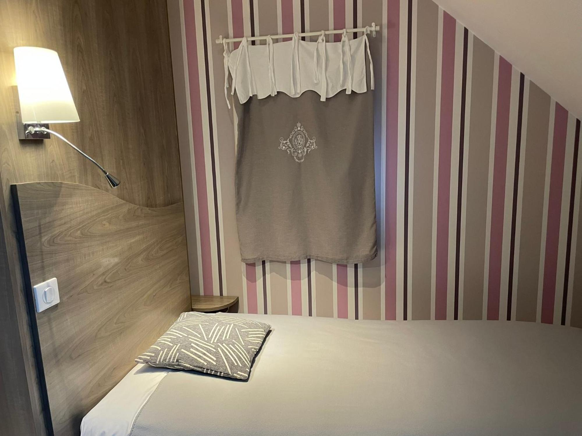 Restaurant Hotel Logis Chez Sophie Briouze Экстерьер фото