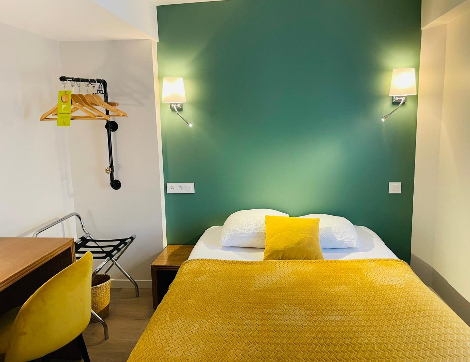 Restaurant Hotel Logis Chez Sophie Briouze Экстерьер фото