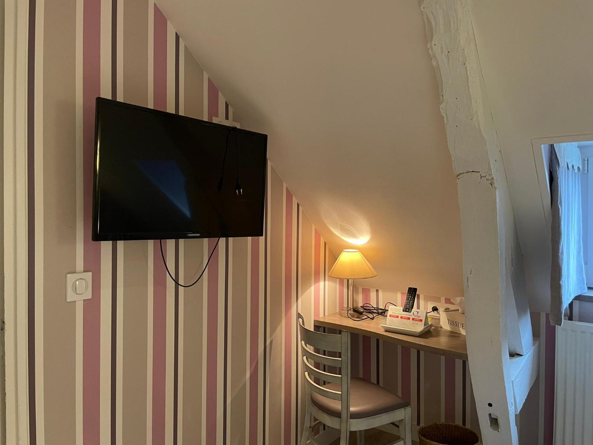 Restaurant Hotel Logis Chez Sophie Briouze Экстерьер фото